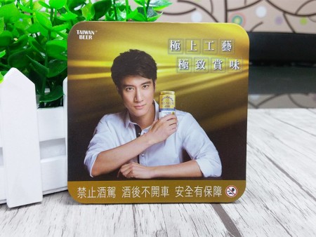 Magneettinen juoma-alusta